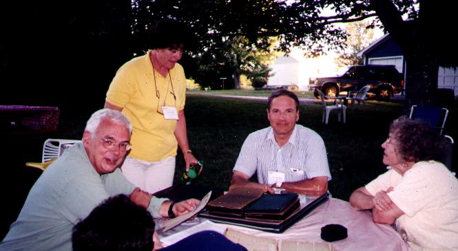 Gamblin reunion Aug 2001.JPG (43425 bytes)